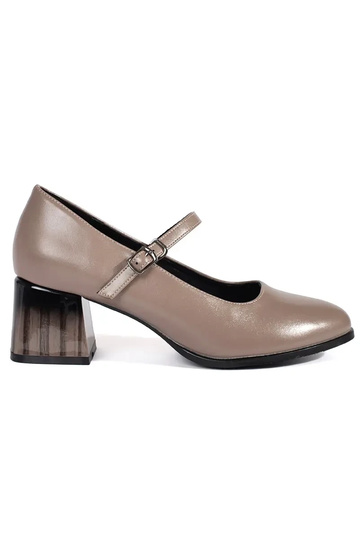 Zapatos de tacón alto en el...