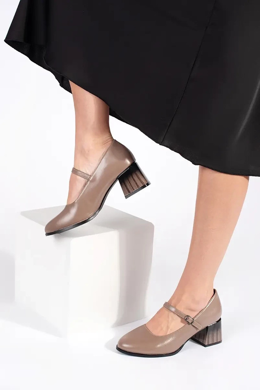 Zapatos de tacón alto en el talon beige