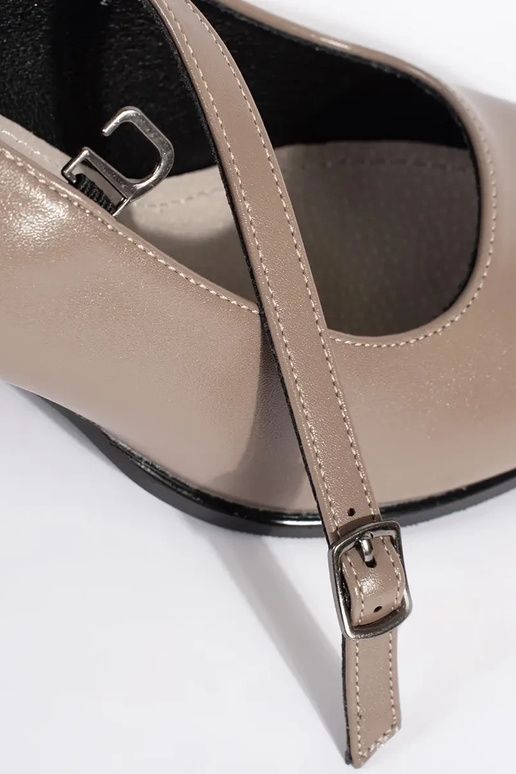 Zapatos de tacón alto en el talon beige