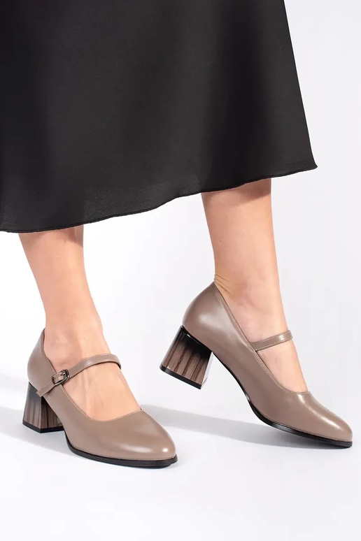 Zapatos de tacón alto en el talon beige