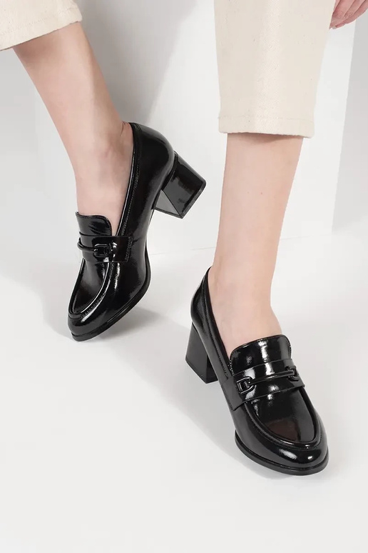 de color negro medio zapatos...