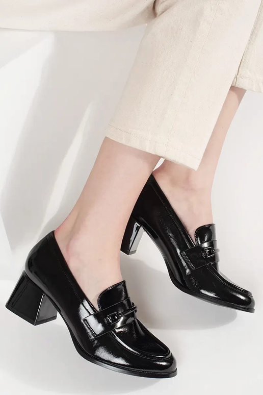 de color negro medio zapatos...