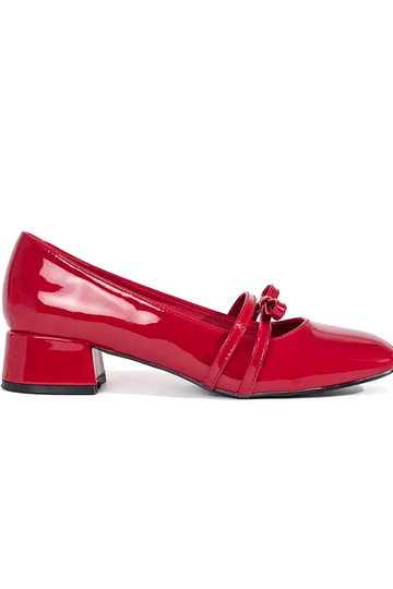 color rojo lacado tacones...