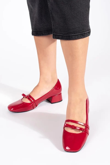 color rojo lacado tacones... 2