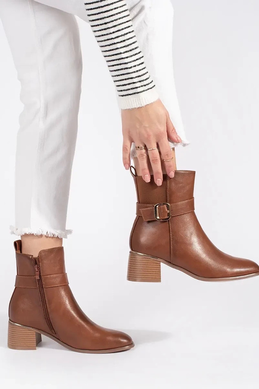 color marrón Zapatos de mujer en el...