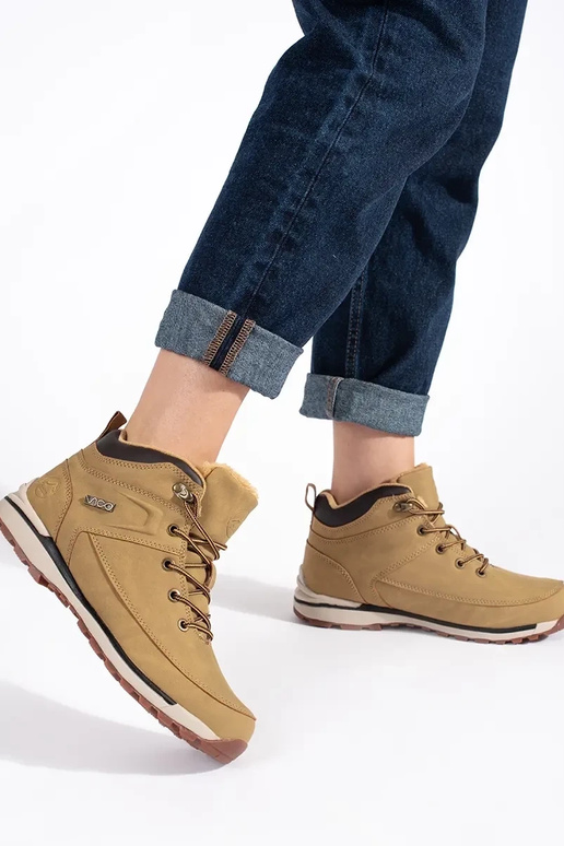 color marrón aislar Zapatos de trekking color marrón aislar Zapatos de trekking