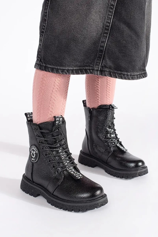 de color negro atado para arriba...