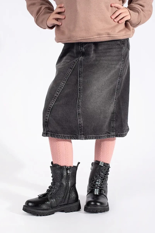 de color negro atado para arriba...