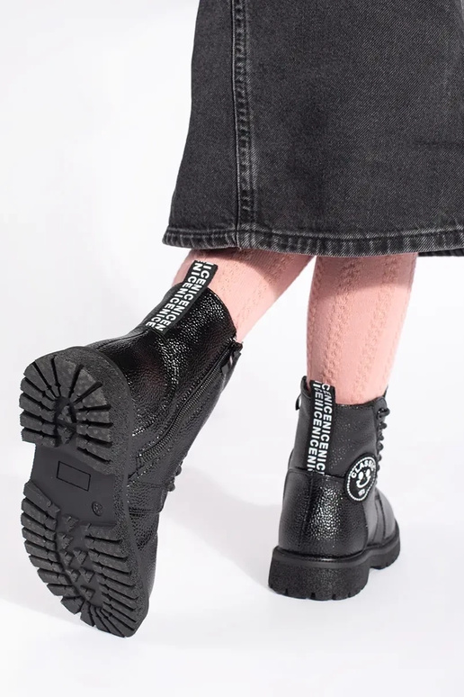 de color negro atado para arriba...