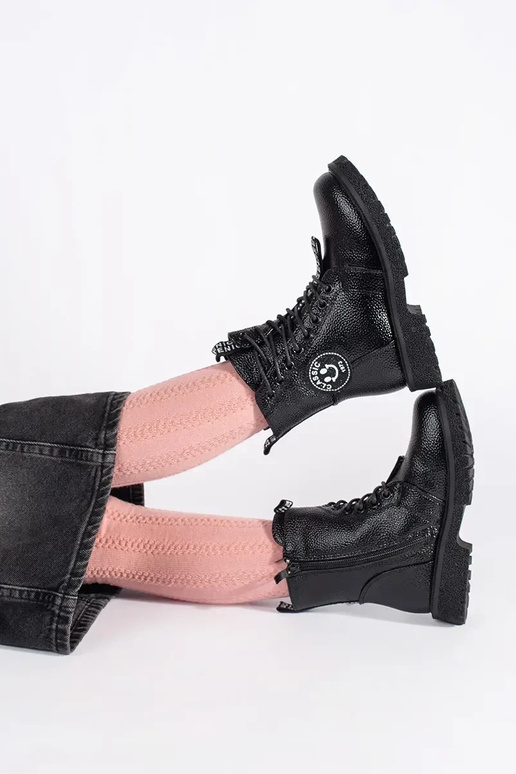 de color negro atado para arriba...