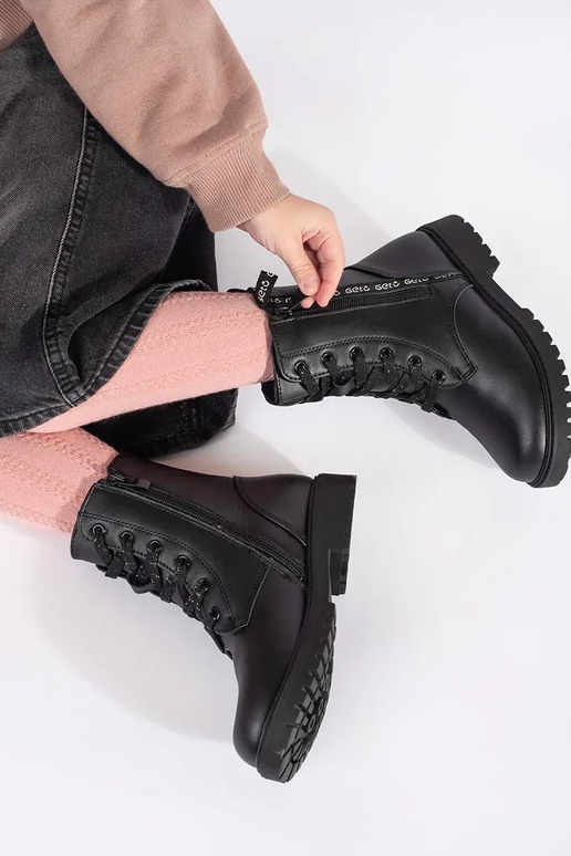 de color negro atado para arriba...