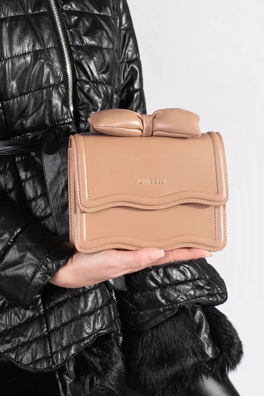 Pequeño beige bolso elegante con un arco