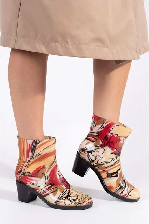 Colores diferentes botas de goma en...