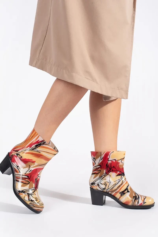 Colores diferentes botas de goma en...