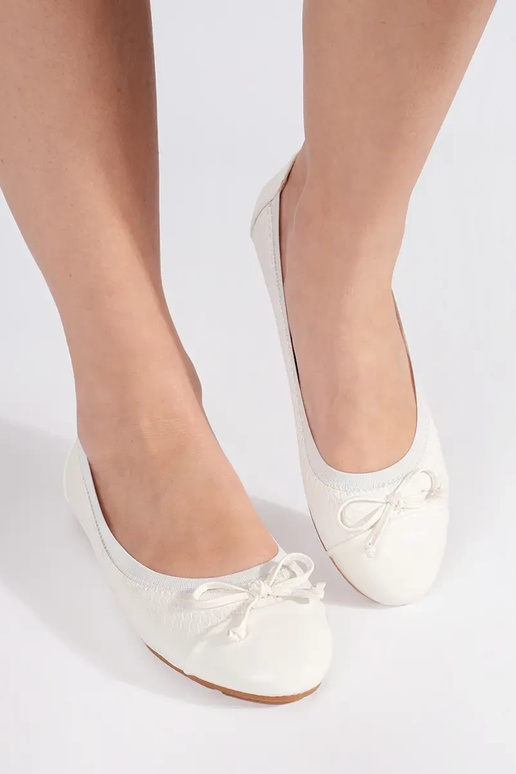 el color blanco lacado bailarinas con... el color blanco lacado bailarinas con...