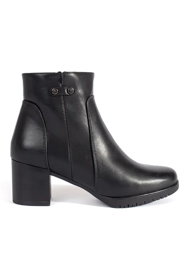 Botas negras con tacón alto...