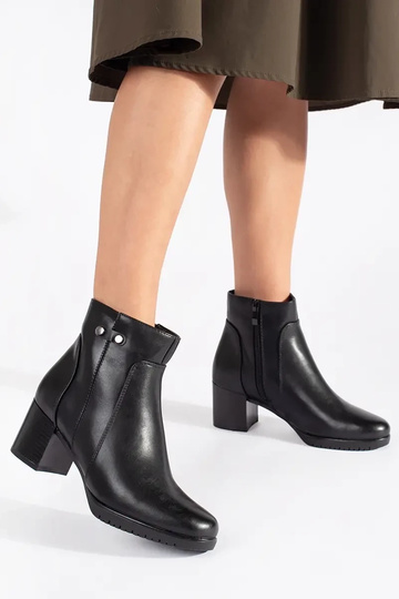 Botas negras con tacón alto... 2