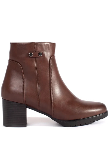 Zapatos marrones de tacón...