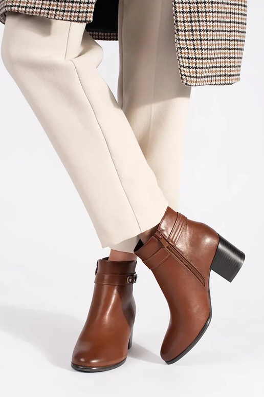 Zapatos de mujer de piel marrón de... Zapatos de mujer de piel marrón de...