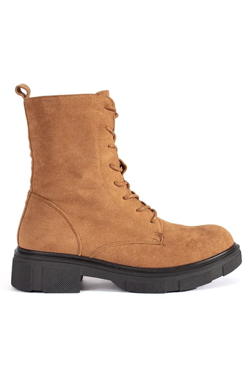 Botas marrones de caña alta...