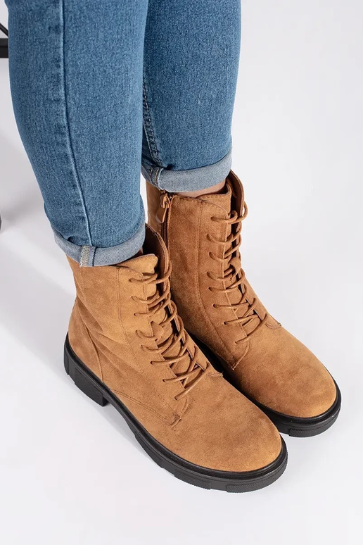 Botas marrones de caña alta aisladas Botas marrones de caña alta aisladas