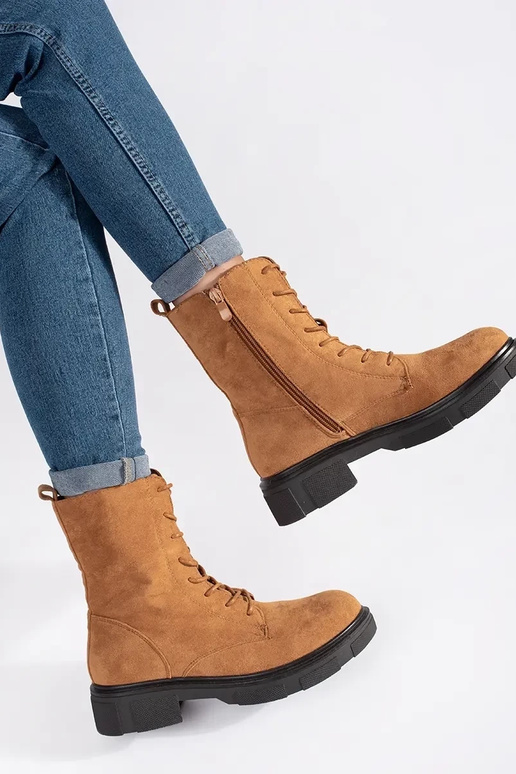 Botas marrones de caña alta aisladas Botas marrones de caña alta aisladas