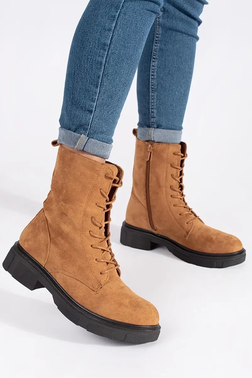 Botas marrones de caña alta aisladas Botas marrones de caña alta aisladas