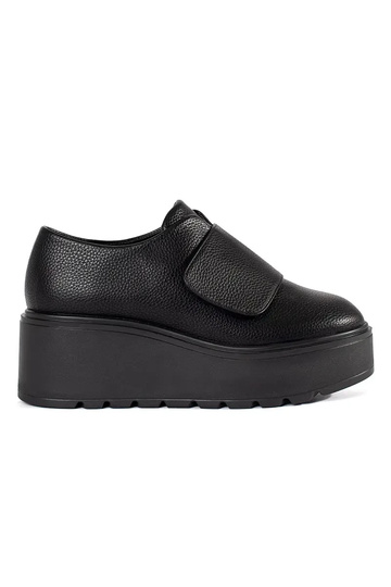 zapatos en una cuña de...