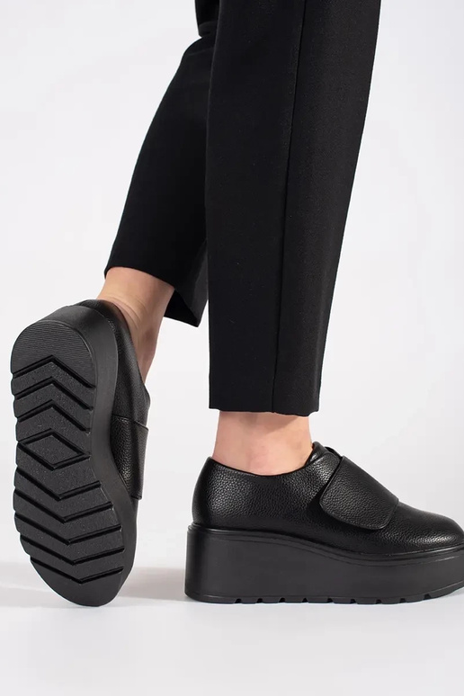 zapatos en una cuña de color negro