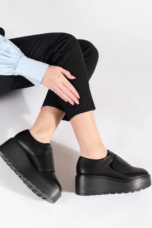 zapatos en una cuña de color negro