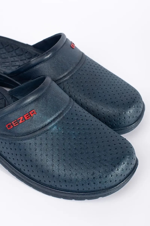 Chanclas azules con dedos cerrados