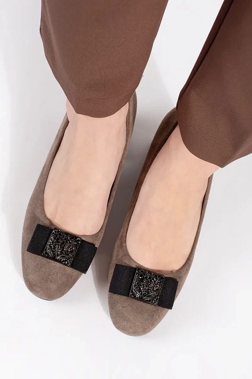 Zapatos de tacón color arena con lazo