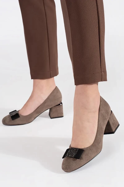 Zapatos de tacón color arena con lazo