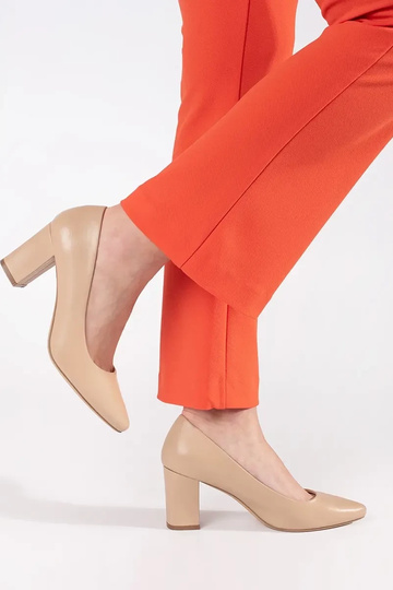 Zapatos de tacón color arena 2