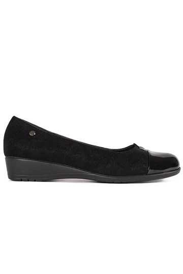 Zapatos negros con punteras...