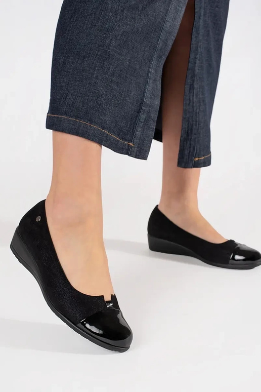 Zapatos negros con punteras de charol Zapatos negros con punteras de charol