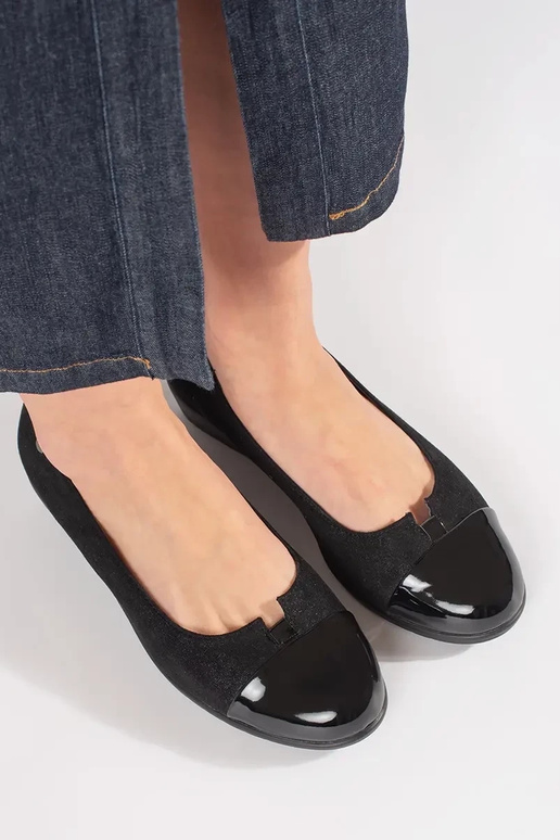 Zapatos negros con punteras de charol Zapatos negros con punteras de charol