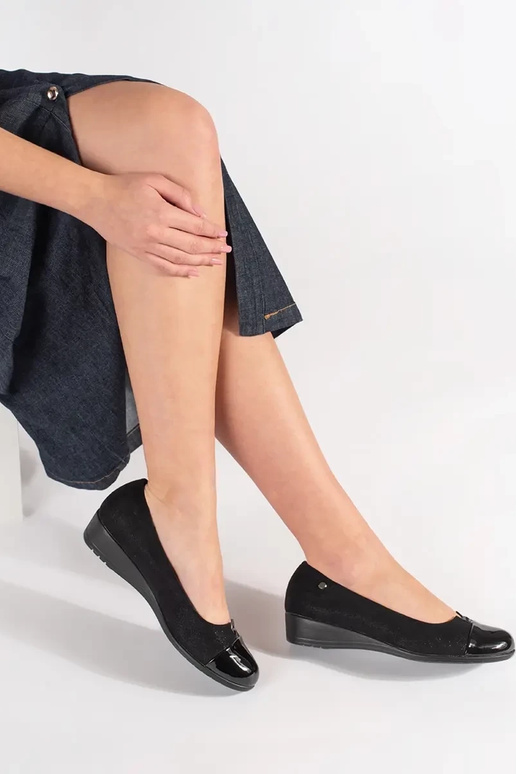 Zapatos negros con punteras de charol Zapatos negros con punteras de charol