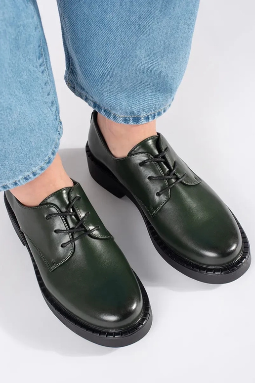 Zapatos bajos verdes con tacón bajo...