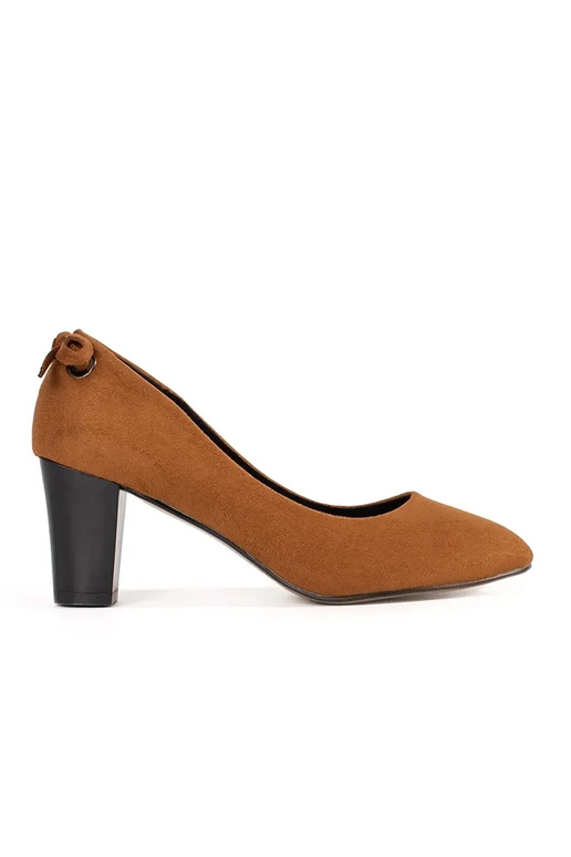 Zapatos de charol rojos con tacón