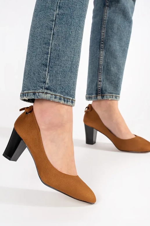 Zapatos de charol rojos con tacón