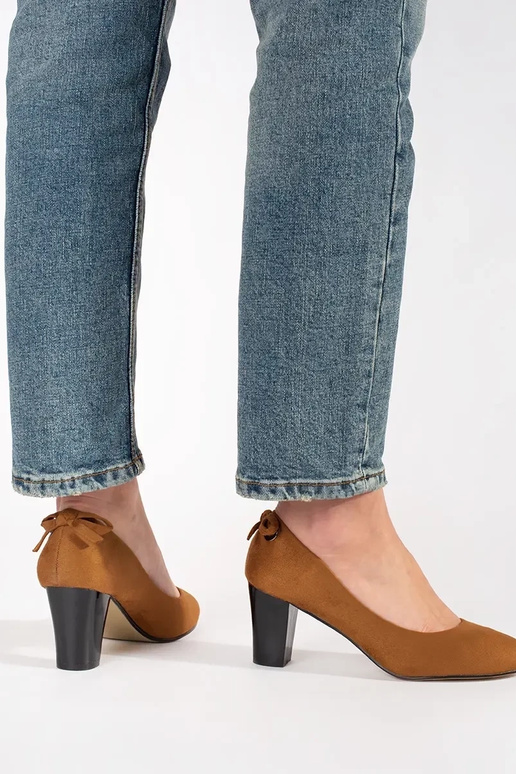 Zapatos de charol rojos con tacón