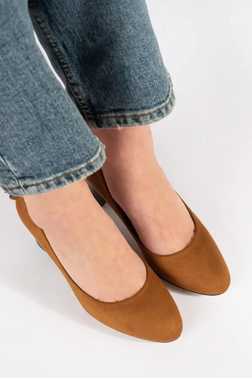 Zapatos de charol rojos con tacón