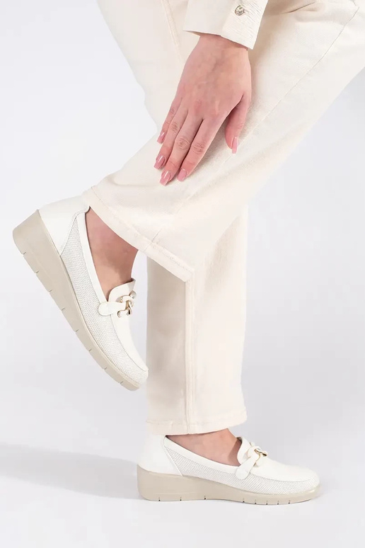 Zapatos bajos blancos con plataforma...