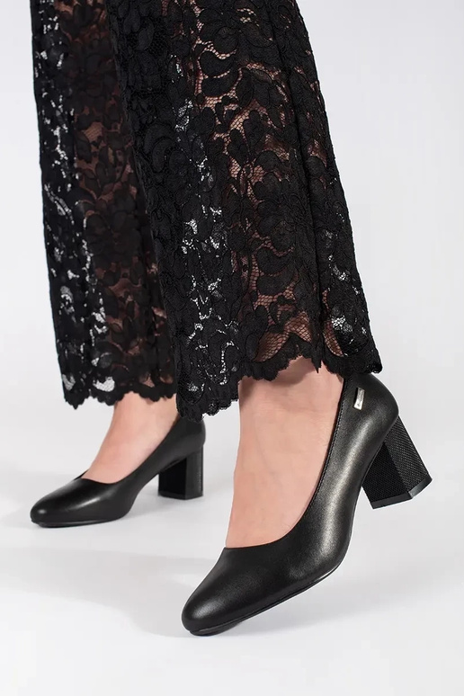 Zapatos de tacón clásicos negros...