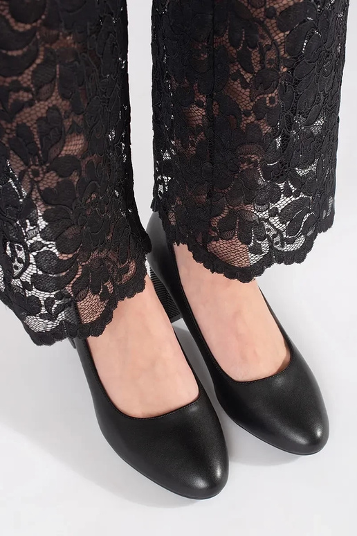 Zapatos de tacón clásicos negros...