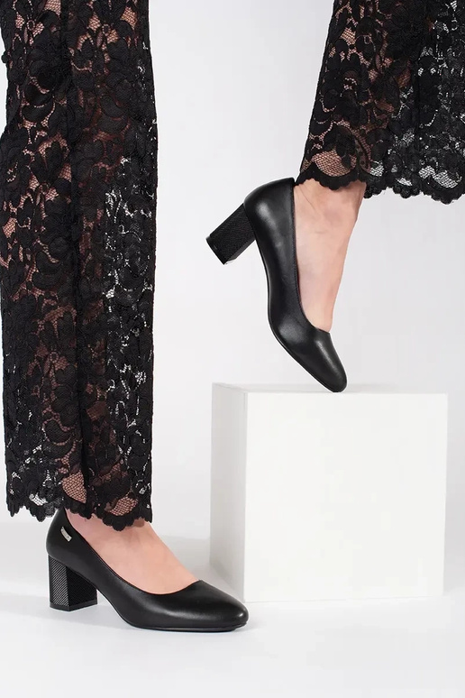 Zapatos de tacón clásicos negros...