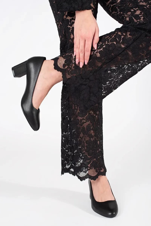 Zapatos de tacón clásicos negros...