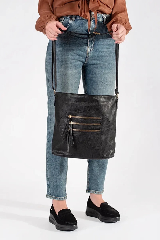 Bolso negro con hebillas doradas