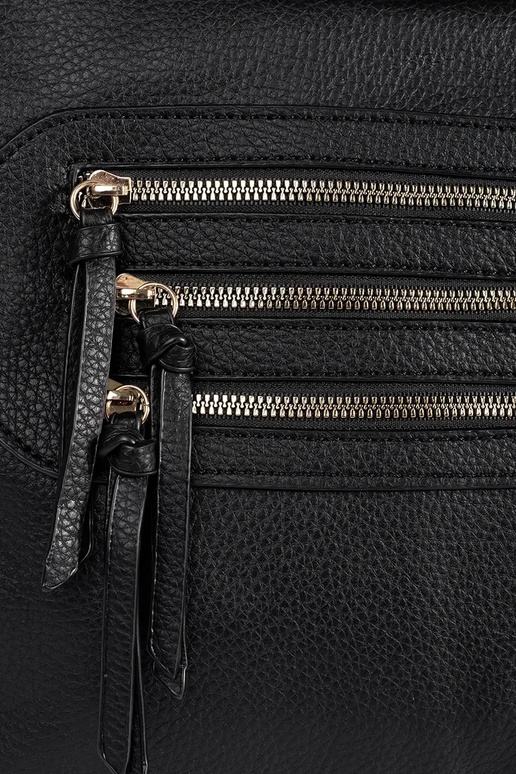 Bolso negro con hebillas doradas